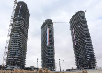 منها 15 برجا.. رئيس الوزراء يتفقد المدينة التراثية والأبراج الشاطئية بالعلمين الجديدة