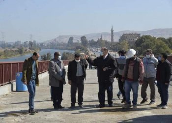 تنفذه المقاولون العرب.. محافظ أسيوط يتفقد المراحل النهائية لأعمال كوبرى منقباد بطول 1600 متر