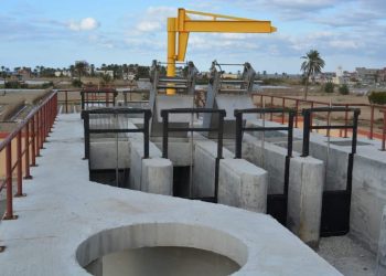 تنفذه المقاولون العرب.. فاروق يزور مشروع صرف مصيف بلطيم