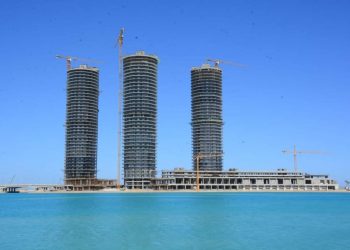 تتضمن 3 أبراج بارتفاع 41 دور.. رئيس المقاولون العرب يتفقد مشروعات العلمين الجديدة