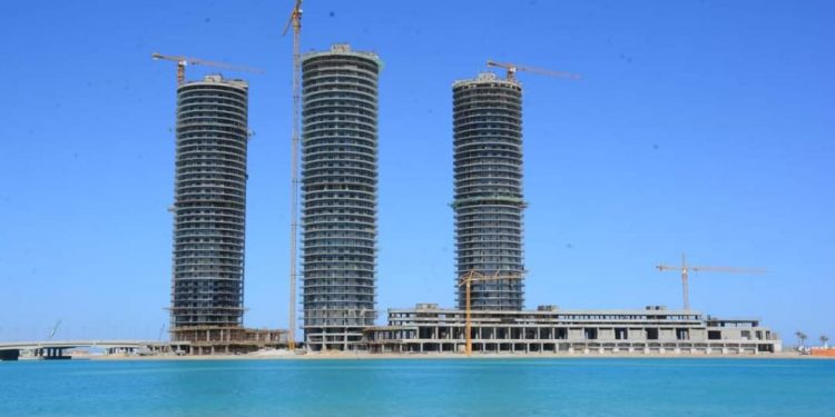 تتضمن 3 أبراج بارتفاع 41 دور.. رئيس المقاولون العرب يتفقد مشروعات العلمين الجديدة