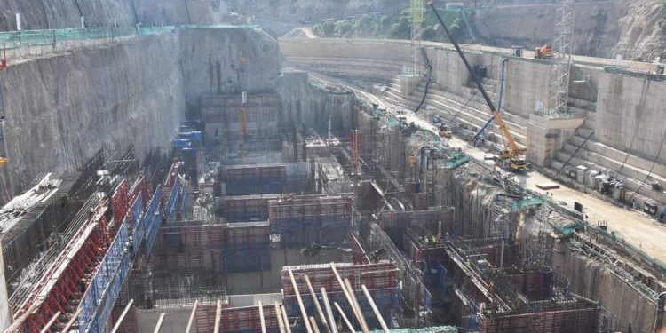 تنفذه المقاولون العرب والسويدى.. متابعة الموقف التنفيذي لمشروع سد ومحطة جوليوس نيريرى الكهرومائية بتنزانيا