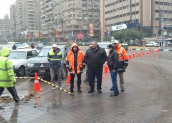رئيس شركة الصرف الصحى بالقاهرة يتابع أعمال سحب مياه الأمطار