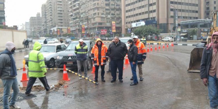 رئيس شركة الصرف الصحى بالقاهرة يتابع أعمال سحب مياه الأمطار