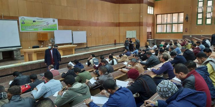 5925 متقدم.. جامعة سوهاج تجرى اختبارات المتقدمين لوظيفة محصل وقارى بمياه الشرب