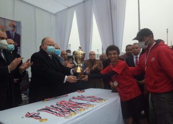 محافظ القاهرة يسلم كأس كرة القدم في مسابقة بين سكان المناطق بديلة العشوائيات