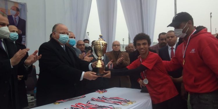 محافظ القاهرة يسلم كأس كرة القدم في مسابقة بين سكان المناطق بديلة العشوائيات