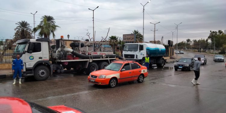 استمرار جهود شركة مياه القناة فى سحب مياه الأمطار