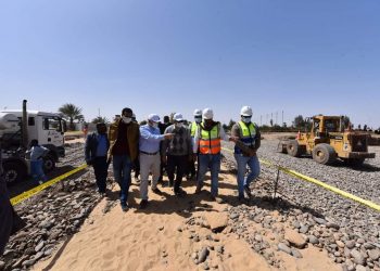 رئيس القابضة لمياه الشرب والصرف الصحى يتفقد عددا من مشروعات حياة كريمة بأسوان