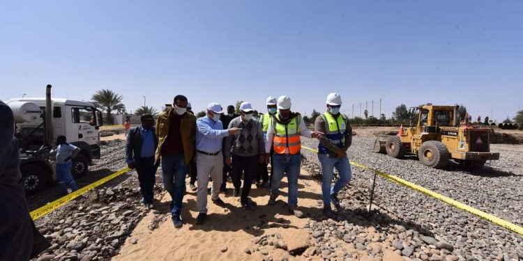 رئيس القابضة لمياه الشرب والصرف الصحى يتفقد عددا من مشروعات حياة كريمة بأسوان