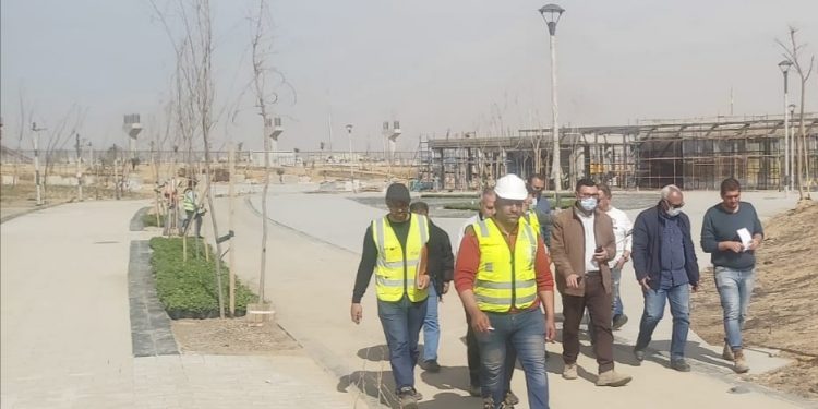مسئولو “الإسكان” يتفقدون سير العمل بالحدائق المركزية بالعاصمة الإدارية الجديدة