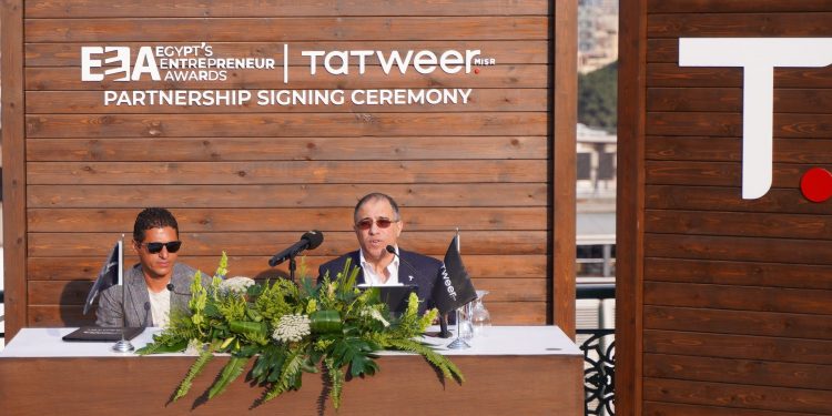 جانب من التوقيع