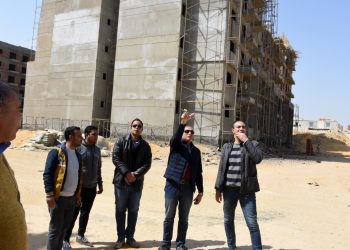 وزير الإسكان يتابع مع مسئولي المدن الجديدة سير العمل بعددٍ من المشروعات السكنية والخدمية