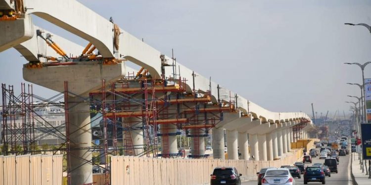 رئيس المقاولون العرب يتابع أعمال مشروع مونوريل 6 أكتوبر