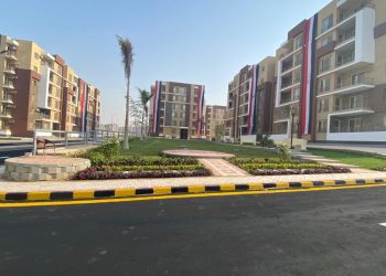 وزير الإسكان يتابع الموقف التنفيذي للمشروعات المختلفة بمدينة 15 مايو