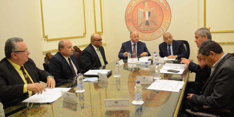وزير التنمية المحلية يبحث مع محافظ القاهرة تسوية بعض المشكلات والعقبات بين المحافظة والقابضة للتشييد