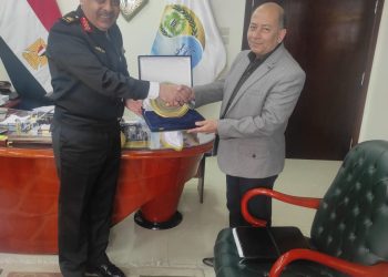 ترسانة الإسكندرية تهدي مياه أسيوط درع تكريم للجودة فى تنفيذ مشروع محطة عرب المدابغ