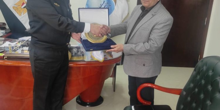 ترسانة الإسكندرية تهدي مياه أسيوط درع تكريم للجودة فى تنفيذ مشروع محطة عرب المدابغ