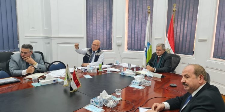 رئيس الشركة القابضة للمياه يتابع الموقف التنفيذى لمشروعات حياة كريمة