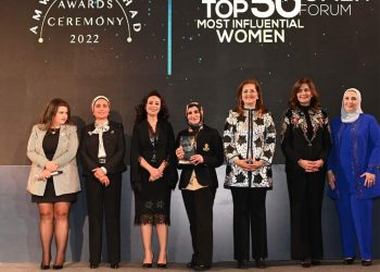 تكريم نائبة رئيس هوم تاون للتطوير العقاري ضمن أفضل 50 سيدة مؤثرة فى السوق المصري