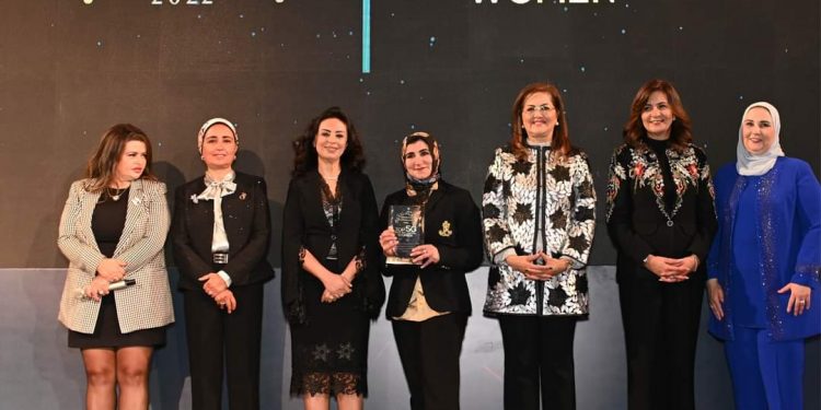 تكريم نائبة رئيس هوم تاون للتطوير العقاري ضمن أفضل 50 سيدة مؤثرة فى السوق المصري