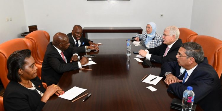 المقاولون العرب تبحث مجالات عمل فى أنجولا