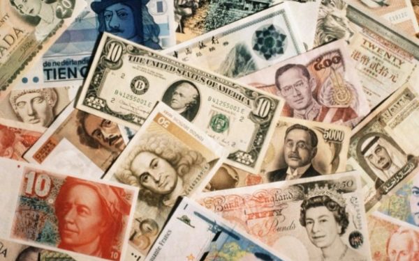 انخفاض بأسعار العملات الأجنبية والدولارالأمريكي تراجع 11 قرشا