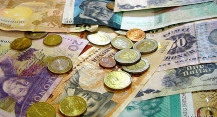 تراجع بأسعار العملات العربية والدينار الكويتي يفقد 12 قرشا