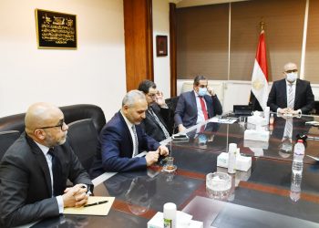 وزير الإسكان يستعرض خطة طرح الوحدات السكنية بالمدن الجديدة للمصريين العاملين بالخارج