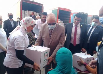 محافظ القاهرة يوزع أول دفعة من 60 الف هدية من الرئيس لسكان الأسمرات