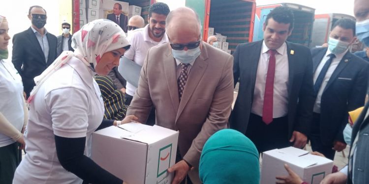 محافظ القاهرة يوزع أول دفعة من 60 الف هدية من الرئيس لسكان الأسمرات