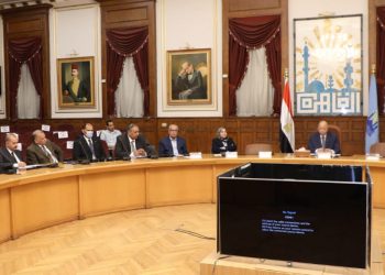 محافظ القاهرة يؤكد على رؤساء الأحياء بسرعة حل مشاكل المواطنين والتواجد الدائم بالشارع