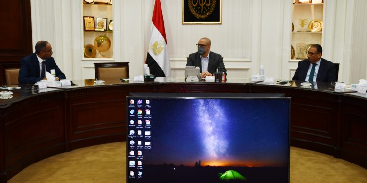 وزير الإسكان يلتقى قيادات قطاع مياه الشرب والصرف الصحى لاستعراض موقف الخدمات المُقدمة للمواطنين