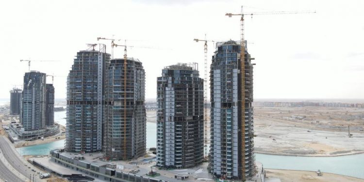 تسليم 40 عمارة.. وزير الإسكان يتابع الموقف التنفيذى للمشروعات الجارى تنفيذها بالعلمين الجديدة