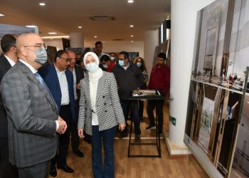 وزير الإسكان يتفقد تصميمات منطقة الداون تاون بالعلمين