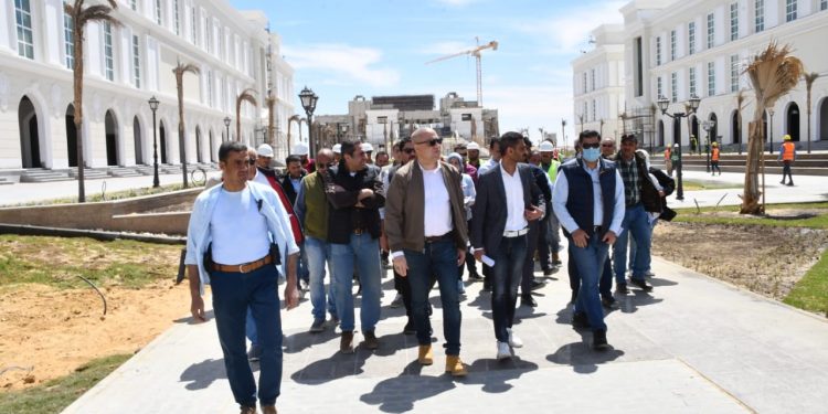 وزير الإسكان يتجول بالمدينة التراثية.. ويتفقد أعمال الميادين بمدينة العلمين الجديدة