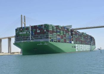 قناة السويس تشهد عبور السفينة العملاقة “EVER ARM” في رحلتها البحرية الأولى