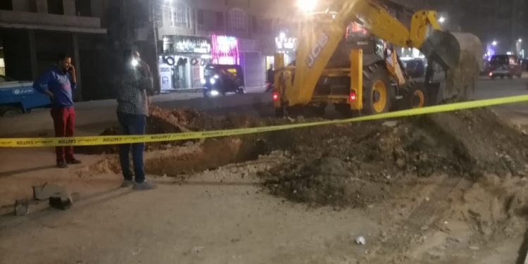 رئيس مياه المنيا يتابع أعمال اصلاح خط طرد محطة رفع صرف صحي (٥) بسمالوط