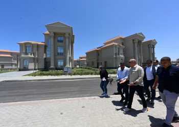 وزير الإسكان يتجول بكورنيش مدينة المنصورة الجديدة.. ومنطقة الفيلات المقابلة للكورنيش