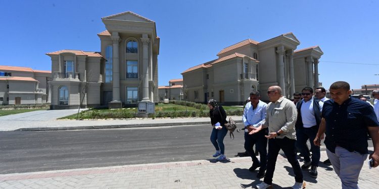 وزير الإسكان يتجول بكورنيش مدينة المنصورة الجديدة.. ومنطقة الفيلات المقابلة للكورنيش