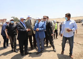 وزير التنمية المحلية ومحافظ القاهرة يتابعان سير منظومة العمل فى مصنع السلام لمعالجة المخلفات البلدية الصلبة