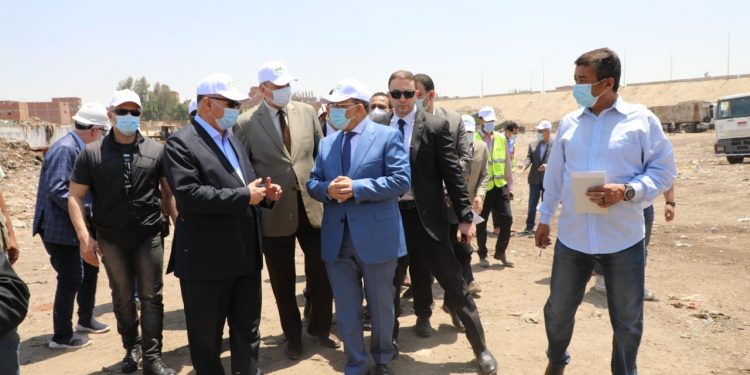 وزير التنمية المحلية ومحافظ القاهرة يتابعان سير منظومة العمل فى مصنع السلام لمعالجة المخلفات البلدية الصلبة