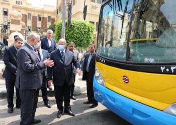 ضمن خطة تطوير 1962 أتوبيس.. محافظ القاهرة يتفقد تحويل أتوبيسات النقل العام للعمل بالغاز الطبيعى