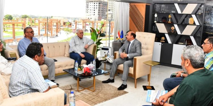 محافظ أسوان يلتقى مسئولى المقاولون العرب