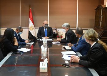 وزير الإسكان يلتقى فريق البنك الدولى لمتابعة برنامج خدمات الصرف الصحى المُستدامة في المناطق الريفية