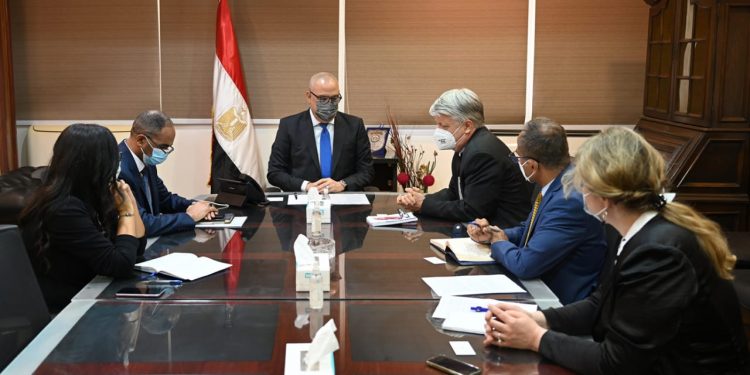 وزير الإسكان يلتقى فريق البنك الدولى لمتابعة برنامج خدمات الصرف الصحى المُستدامة في المناطق الريفية