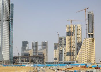 وزير الإسكان: الانتهاء من جميع الهياكل الرئيسية لــ20 برجا بمنطقة الأعمال المركزية بالعاصمة الإدارية الجديدة