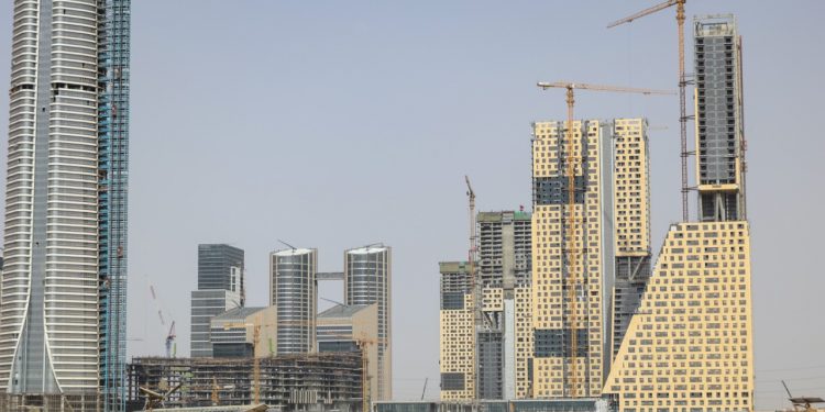 وزير الإسكان: الانتهاء من جميع الهياكل الرئيسية لــ20 برجا بمنطقة الأعمال المركزية بالعاصمة الإدارية الجديدة