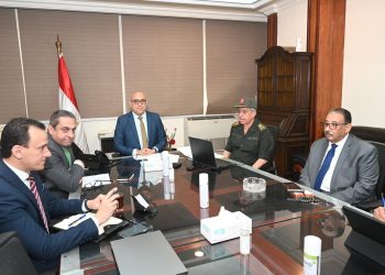 وزير الإسكان ونائب رئيس الهيئة الهندسية يستعرضان بعض المشروعات بالإسكندرية.. ومدينتى العلمين ورشيد 