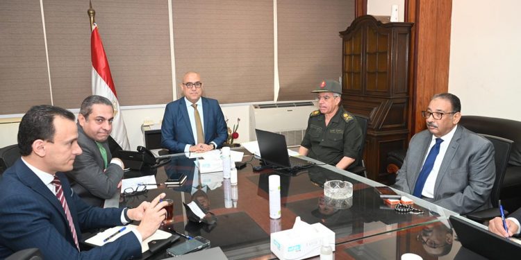 وزير الإسكان ونائب رئيس الهيئة الهندسية يستعرضان بعض المشروعات بالإسكندرية.. ومدينتى العلمين ورشيد 